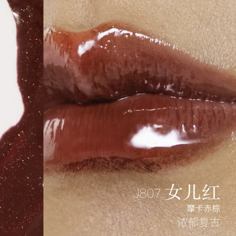 gold series lipgloss for an interesting look